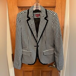 NWT ladies, Marona, black and cream colored blazer size 2.